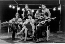 Together with the Opistodromiki Kopmania.The photograph is from the shootings summer 1982.The music form this tv tribute (directed by Panos Papadopulos) is released as a music album in 1983 titled